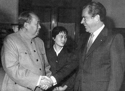 1972年2月21日，毛泽东在中南海会见美国总统尼克松。2月28日，中美双方在上海发表联合公报，决定实现两国关系正常化