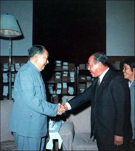 1972年9月27日，毛泽东主席在中南海会见日本首相田中角荣。