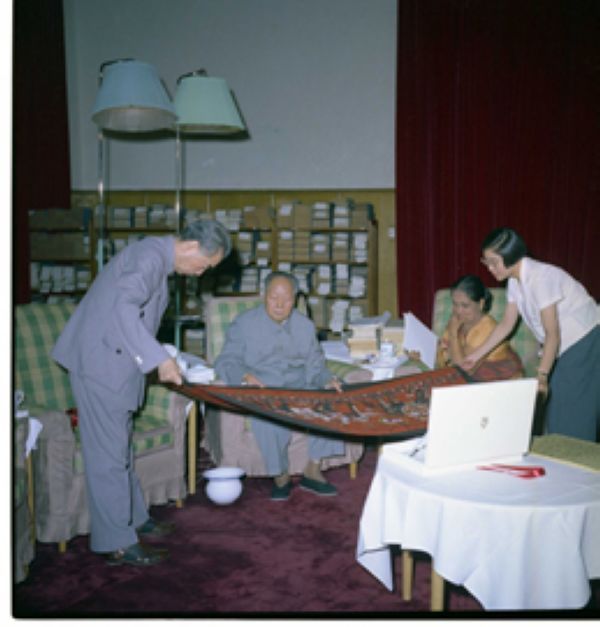 1972年6月8日。毛泽东与周恩来在中南海书房会见来我国访问的斯里兰卡总理班达拉奈克夫人。