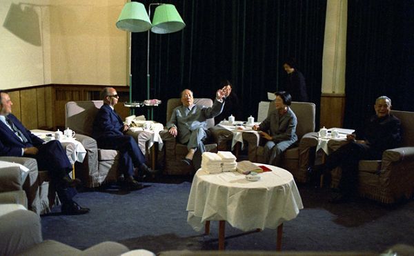 1974年11月6日，毛泽东在长沙会见了来华访问的特尼尼达和多巴哥总理威廉斯博士。