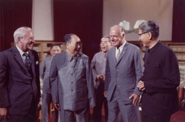 1974年5月25日，毛泽东、周恩来在中南海书房会见了英国前首相希思与随行人员。
