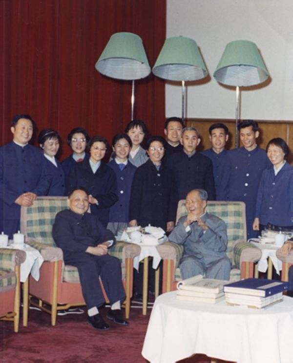 1975年，毛泽东与邓小平以及毛泽东身边工作人员在中南海书房里一同合影。