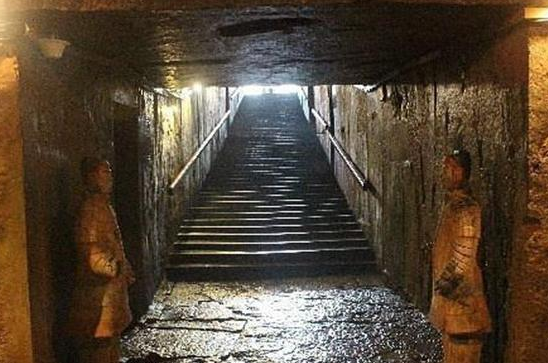 古代皇帝下葬后,最后一个工匠怎么出来? 古代皇帝下葬后,最后一个工匠怎么出来?