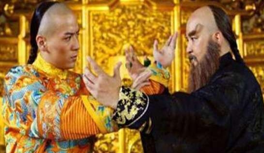 康熙好不容易捉拿了鳌拜,为何只囚禁而不杀他呢? 康熙好不容易捉拿了鳌拜,为何只囚禁而不杀他呢?