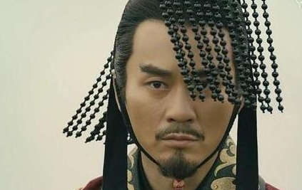 魏蜀吴三国里第一个称帝的人是谁呢? 魏蜀吴三国里第一个称帝的人是谁呢?
