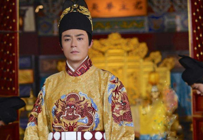 为什么秦始皇的龙袍是黑色的?为何后世皇帝的龙袍是黄色的? 为什么秦始皇的龙袍是黑色的?为何后世皇帝的龙袍是黄色的?