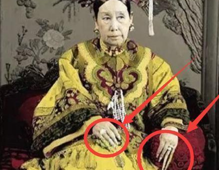 古代妃子真的可以戴长的指甲套吗 她们被临幸时都不摘下来吗 古代妃子真的可以戴长的指甲套吗 她们被临幸时都不摘下来吗