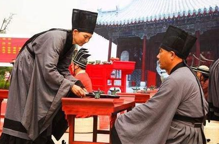 古人喝酒的时候为什么要碰杯 这里边有什么故事吗 古人喝酒的时候为什么要碰杯 这里边有什么故事吗